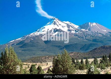 Ruhende schneebedeckte vulkanischen Mt. Shasta bei Weed in Kalifornien in Siskiyou county Stockfoto