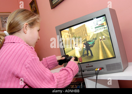 Junge Mädchen spielen gewalttätige 18 Zertifikat bewertet Computerspiel Grand Theft Auto auf Sony Playstation Konsole, England, UK Stockfoto