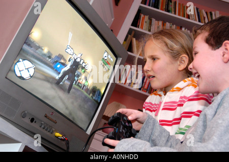 Kinder spielen gewalttätige 18 Zertifikat bewertet Computerspiel Grand Theft Auto auf Sony Playstation Konsole, England, UK Stockfoto