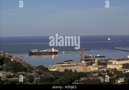 Buenos Aires, Argentinien. Containerschiff und Schlepper im Hafen. Stockfoto