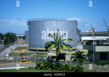 Joao Pessoa, Brasilien. Benzin Verteilung Lagerhalle mit den Docks hinter. Stockfoto