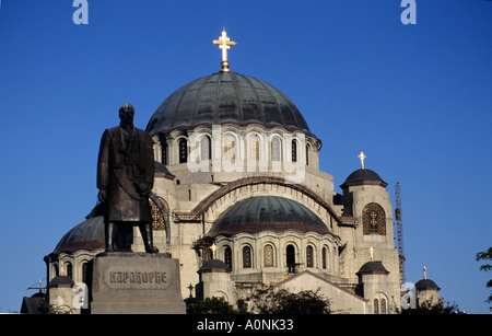 Belgrad, Serbien, Jugoslawien. St Sava orthodoxe Kirche auf dem Vracar Plateau mit einer Statue des Karadjordje mit einem Schwert. Stockfoto