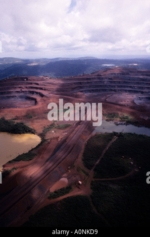 Carajas, Bundesstaat Para, Brasilien. Luftaufnahme des riesigen Tagebau Eisenerzmine. Stockfoto