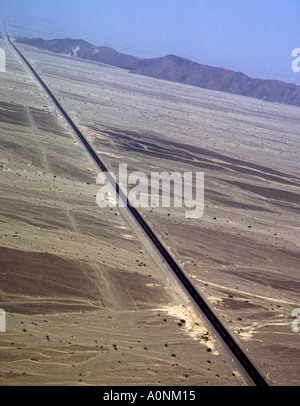 Nazca, Peru.  Hohe Sicht auf die Pan - American Highway durch die Wüste gehen. Stockfoto