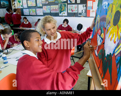 KUNST KLASSE MALEREI SCHULE blondes Mädchen und Black Boy 14-16 Jahre Teenager Studenten arbeiten gerne zusammen an Ölmalerei Projekt im Kunstunterricht Raum Stockfoto