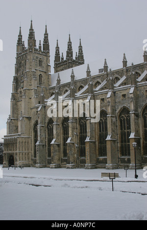 0126 Canterbury Kathedrale mit Schnee bedeckt Stockfoto