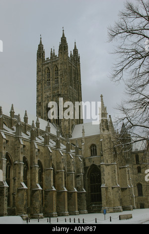 0128 Canterbury Kathedrale mit Schnee bedeckt Stockfoto