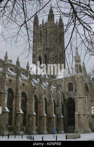 0129 Canterbury Kathedrale mit Schnee bedeckt Stockfoto