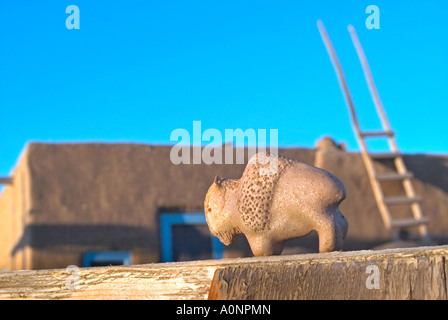 Native North American Indian Gebäude und Nahaufnahme von Miniatur Ton Büffel schnitzen Stockfoto
