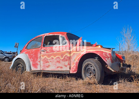 Alte rostige verfallenen klassische Volkswagen Käfer sitzen in einem schlechten Zustand in ein offenes Feld Stockfoto