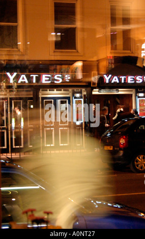 Straßenszene vor Pub im englischen Provinzstadt Nacht Stockfoto