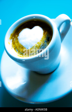 KAFFEE TASSE MIT HERZFÖRMIGEN SCHAUM GEFÜLLT Stockfoto