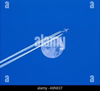 Jet-Stream und Vollmond Stockfoto