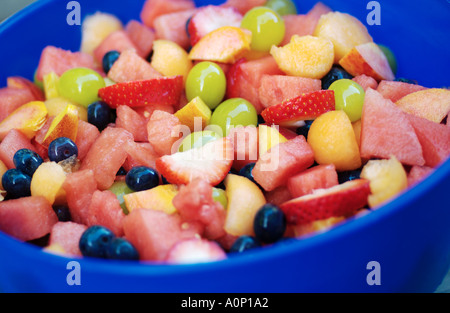 Frisch geschnittene Obstsalat in blau Schüssel Stockfoto