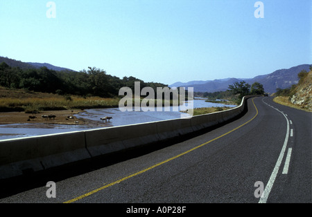 Straße entlang des Lusuffu Flusses führt zu Mbabane aus südlichen Südafrika Swasiland Stockfoto