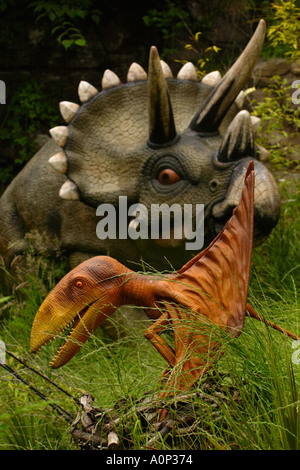 Triceratops im weltweit größten Dinosaurier-Park Dan yr Ogof in Brecon Beacons National Park Wales mit 135 lebensgroße Dinosaurier Stockfoto