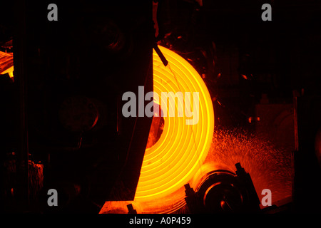 Coilbox Aufwickeln Walzstahl auf der heißen Strip-Mühle am Port Talbot Corus Stahlwerke Wales UK EU Stockfoto