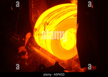 Coilbox Aufwickeln Walzstahl auf der heißen Strip-Mühle am Port Talbot Corus Stahlwerke Wales UK EU Stockfoto