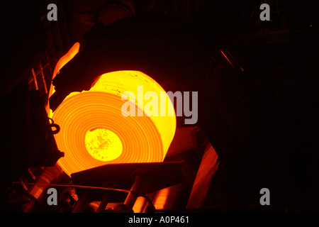 Coilbox Aufwickeln Walzstahl auf der heißen Strip-Mühle am Port Talbot Corus Stahlwerke Wales UK EU Stockfoto
