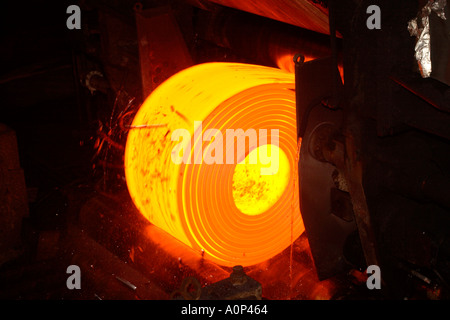 Coilbox Aufwickeln Walzstahl auf der heißen Strip-Mühle am Port Talbot Corus Stahlwerke Wales UK EU Stockfoto