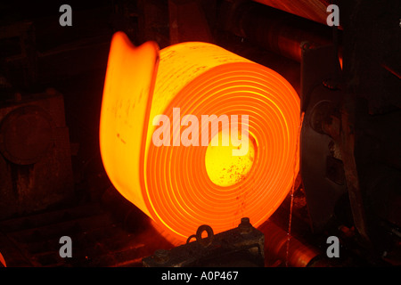 Coilbox Aufwickeln Walzstahl auf der heißen Strip-Mühle am Port Talbot Corus Stahlwerke Wales UK EU Stockfoto