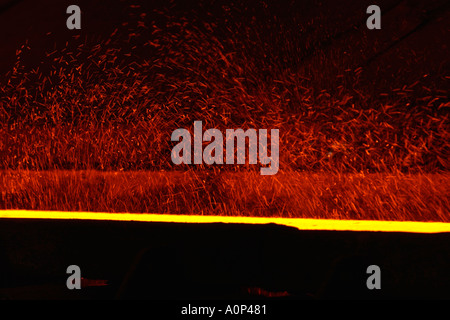 Rollenbahn mit Warmband Stahl in der heißen Strip-Mühle am Port Talbot Corus Stahlwerke Wales UK Stockfoto