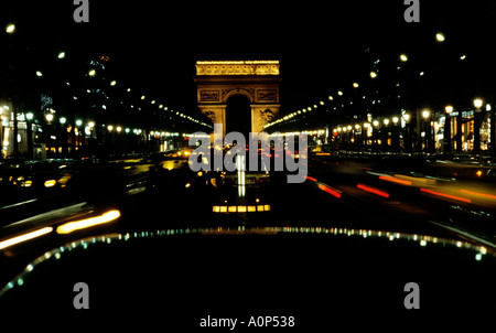 FRANKREICH PARIS BEI NACHT DIE CHAMPS-ELYSEES Stockfoto