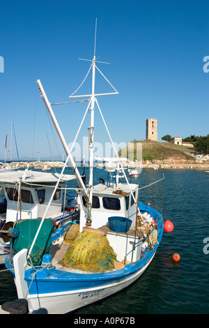 Hafen und byzantinischen Wachturm am frühen Abend, Nea Fokia, Halbinsel Kassandra, Chalkidiki, Griechenland Stockfoto