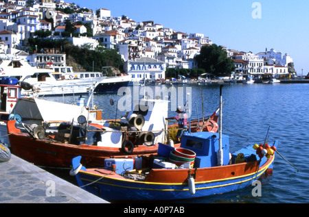 Gruppe von bunten Fischerbooten in Skopelos Hafen Skopelos in den griechischen Sporaden Anzahl 1653 Stockfoto