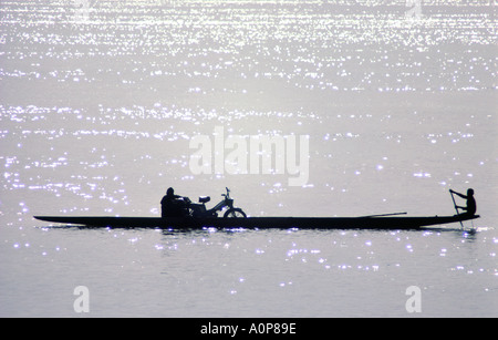 Fluss Niger in Mali, Westafrika. Kreuzung der breiten flachen Kurve der Niger in Segou durch einen langen, schmalen Piroque Kanu Bootfahren Stockfoto