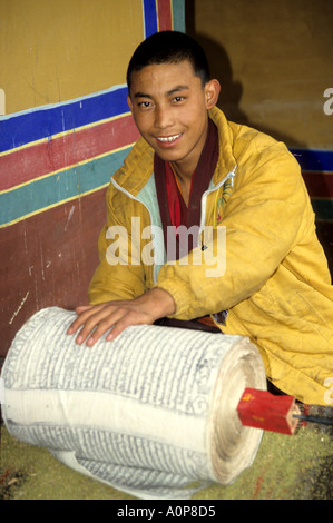 Ein tibetischer Mönch arbeiten an Heiligen Papiere und blättert in einem Kloster in Tibet. Stockfoto