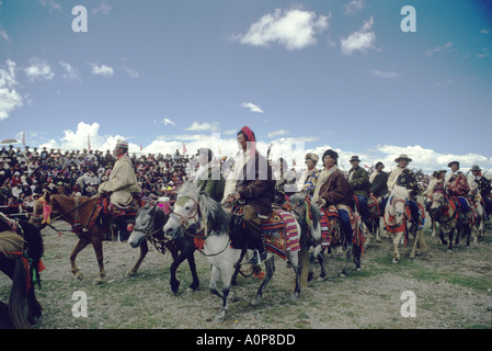 Kampas nomadischen Stammes Reiter ihre Pferde bei der jährlichen Nagqu Horse fair in Tibet zur Schau Stockfoto