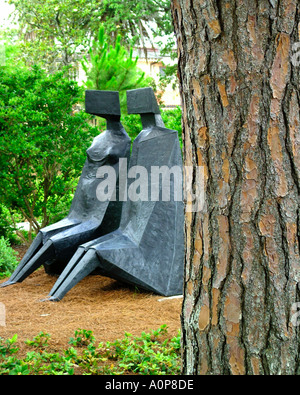 Lynn Chadwick zwei Figuren an der Sydney und Waldha Besthoff Skulptur Garten bei New Orleans Museum of Art Louisi sitzen Stockfoto