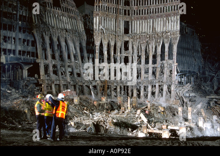 Arbeiter konsultieren am Ground Zero als die Sanierung schreitet auf das World Trade Center November 2001 Stockfoto