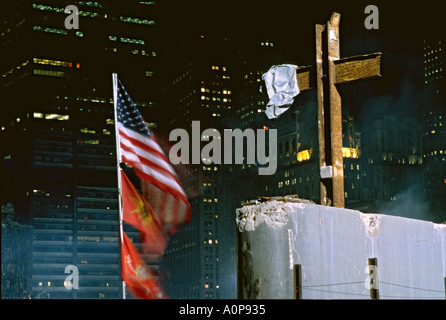 Unter den Trümmern des World Trade Centers wurde Angriff in New York City nach der 11. September 2001 Terroranschlag ein Kreuz von Ironworkers aufgezogen. Stockfoto