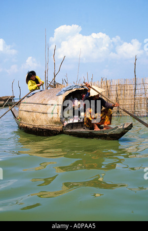 Fischerinnen im Boot auf dem Tonle Sap See Kambodscha wegen Rückstrom von Mekong River Lake Größe schwankt also Fischerdorf Stockfoto