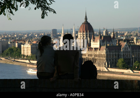 Junges Paar mit Blick auf das Parlamentsgebäude aus dem Burgviertel in Budapest Ungarn Stockfoto