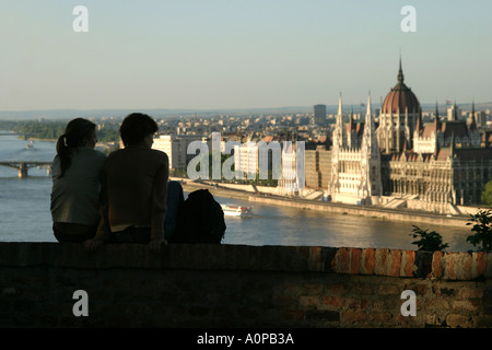 Junges Paar mit Blick auf das Parlamentsgebäude aus dem Burgviertel in Budapest Ungarn Stockfoto