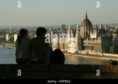 Junges Paar mit Blick auf das Parlamentsgebäude aus dem Burgviertel in Budapest Ungarn Stockfoto