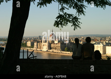 Junges Paar mit Blick auf das Parlamentsgebäude aus dem Burgviertel in Budapest Ungarn Stockfoto