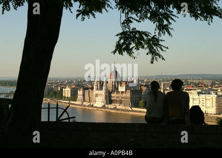 Junges Paar mit Blick auf das Parlamentsgebäude aus dem Burgviertel in Budapest Ungarn Stockfoto