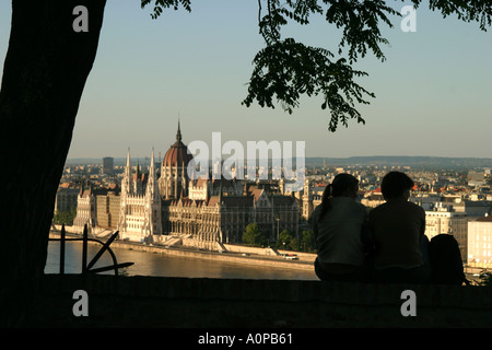 Junges Paar mit Blick auf das Parlamentsgebäude aus dem Burgviertel in Budapest Ungarn Stockfoto