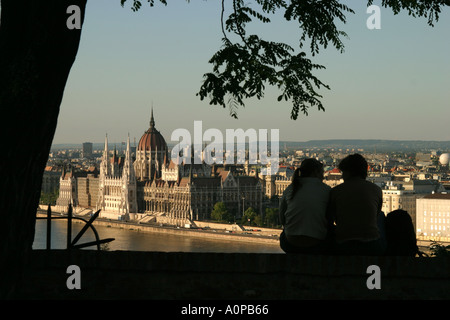 Junges Paar mit Blick auf das Parlamentsgebäude aus dem Burgviertel in Budapest Ungarn Stockfoto