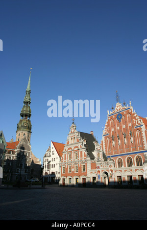 St. Peterskirche und das Schwarzhäupterhaus auf dem alten Rathausplatz in Riga Lettland Stockfoto