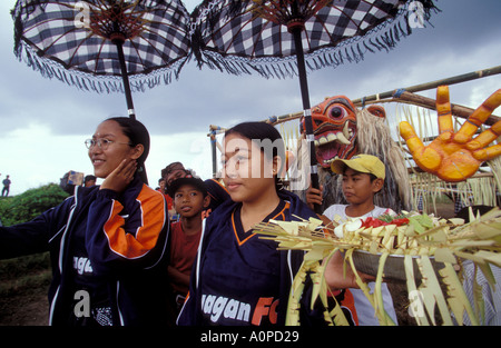 Indonesien Bali Teammitglieder tragen Angebote während der Prozession der Kites zum Festivalgelände Stockfoto