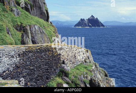 Blick von Skellig Michael auf der Insel Little Skellig im Hintergrund West Irland Stockfoto