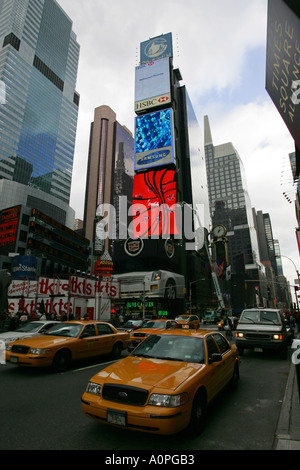 Hellen Leuchtreklamen und ikonischen gelbes Taxi Taxis Taxis in berühmtes Reiseziel Times Square New York City USA Mittelamerika Stockfoto