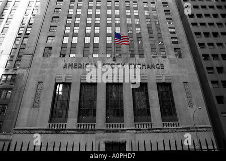 Schwarz / weiß New York Börsengebäude bunte USA Nationalflagge in Vollfarbe NYC USA Amerika Kreditklemme Krise Stockfoto