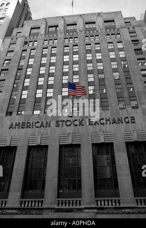 Die New York Stock Gebäude in Monochrom mit selektiv farbigen US-nationalen Flagge Sterne und Streifen NYC USA Amerika Stockfoto