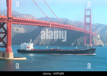 Öl-Tanker unter der Golden Gate Bridge in San Francisco Kalifornien Bucht segeln Stockfoto